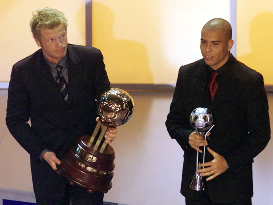 Laureati Mundijala 2002: Najbolji pojedinac Oliver Kan i najbolji strelac Ronaldo (Foto: Guliver/AP Photo/Paul White) Laureati Mundijala 2002: Najbolji pojedinac Oliver Kan i najbolji strelac Ronaldo