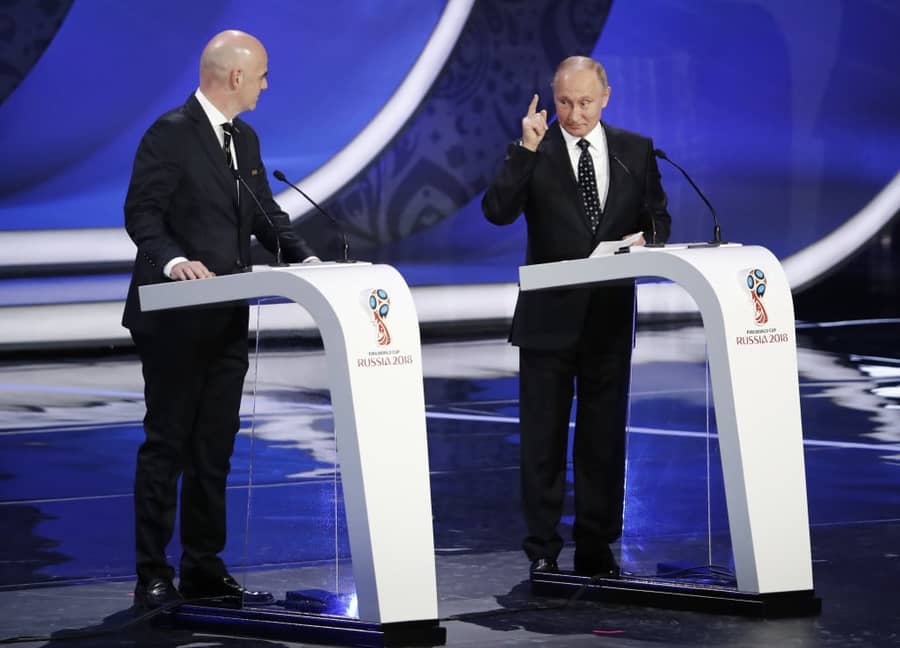 Uvek raspoložen u društvu političkih lidera (AP Photo/Pavel Golovkin) Uvek raspoložen u društvu političkih lidera (AP Photo/Pavel Golovkin)