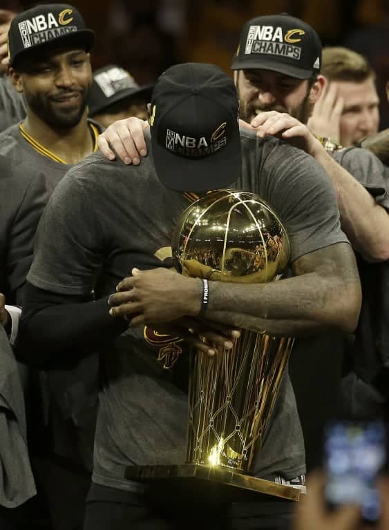 Lebron Džejms nakon titule, foto: Guliver/P Photo/Marcio Jose Sanchez Lebron Džejms nakon titule, foto: Guliver/P Photo/Marcio Jose Sanchez