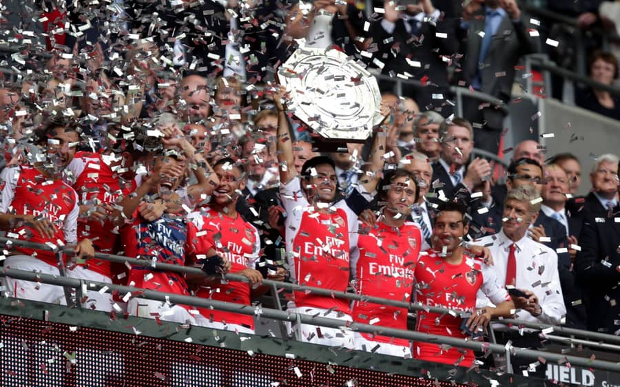 Arteta kao kapiten Arsenala s peharom Komjuniti šilda 2016. (foto: Guliver/imago/Paul Marriott)