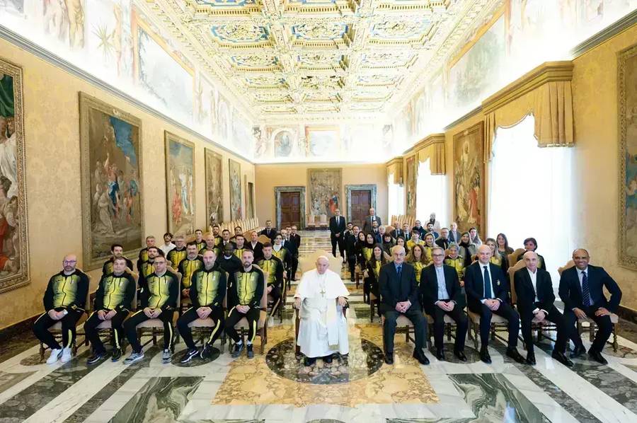 Papa Franja sa muškom i ženskom reprezentacijom Vatikana FOTO:sportinvaticano.com
