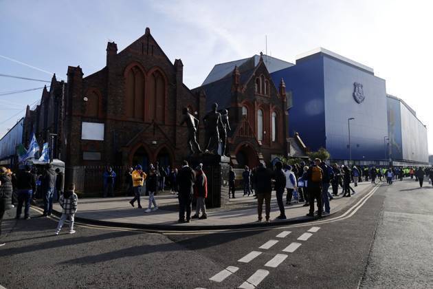 Crkva Svetog Luke i statua