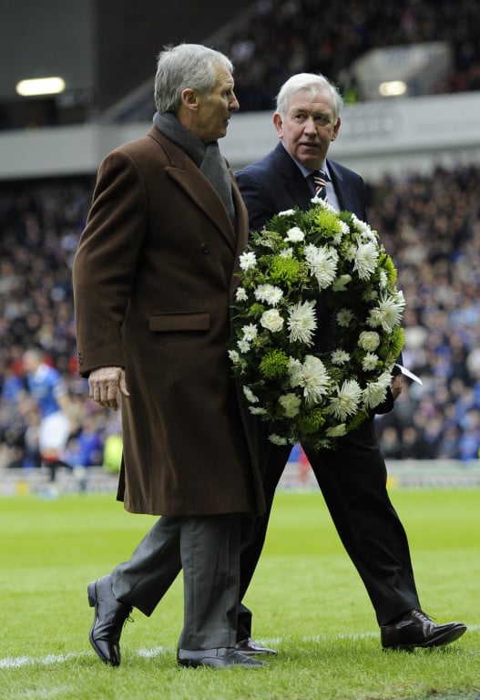 Kapiten Seltika Bili Meknil (levo) i bivši kapiten Rendžersa Džon Grig (desno) na terenu, nakon što su predvodili izlazak igrača, dok ekipe obeležavaju 40. godišnjicu katastrofe na Ajbroksu, foto: Guliver/AP Photo/Chris Clark Kapiten Seltika Bili Meknil (levo) i bivši kapiten Rendžersa Džon Grig (desno) na terenu, nakon što su predvodili izlazak igrača, dok ekipe obeležavaju 40. godišnjicu katastrofe na Ajbroksu, foto: Guliver/AP Photo/Chris Clark