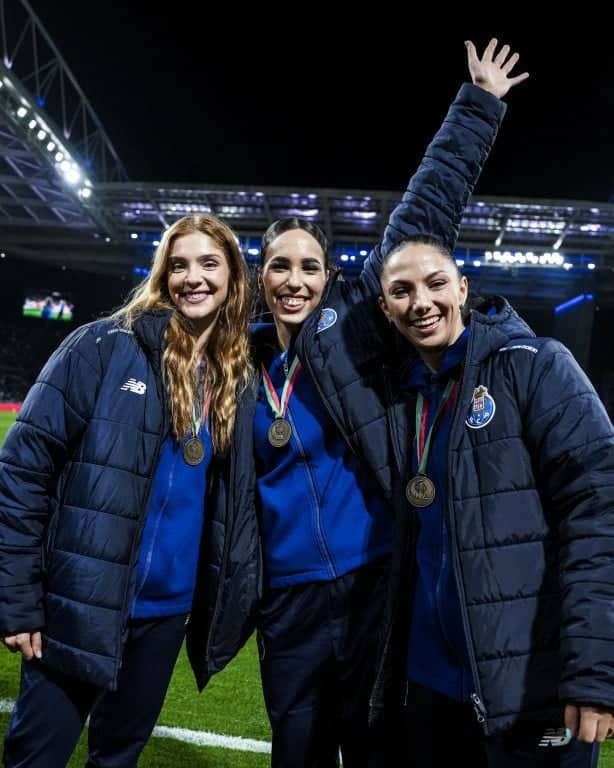 Odbojkašice Porta prošetale su zlatne medalje Kupa stadionom Do Dragao (foto: Facebook/FC Porto Sports) Odbojkašice Porta prošetale su zlatne medalje Kupa stadionom Do Dragao (foto: Facebook/FC Porto Sports)