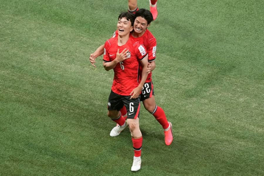 Hvang i Seol, bivši saigrači iz Zvezde, proslavljaju gol (Guliver/AP Photo/Moises Castillo) hwang; seol; korea