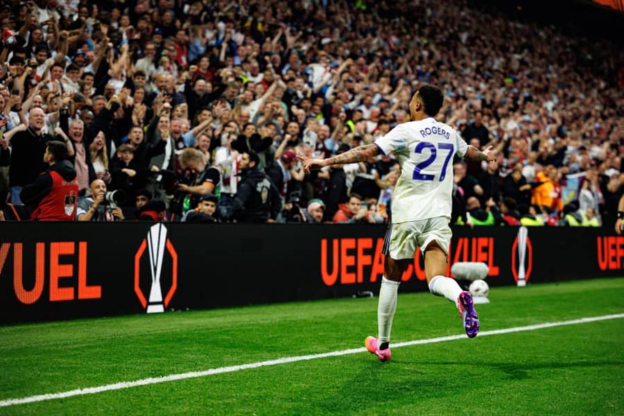Rodžers proslavlja gol sa navijačima Aston Vile u finalu Lige Evrope 2026. (Guliver/xMaciejxRogowskix) rogers; aston villa