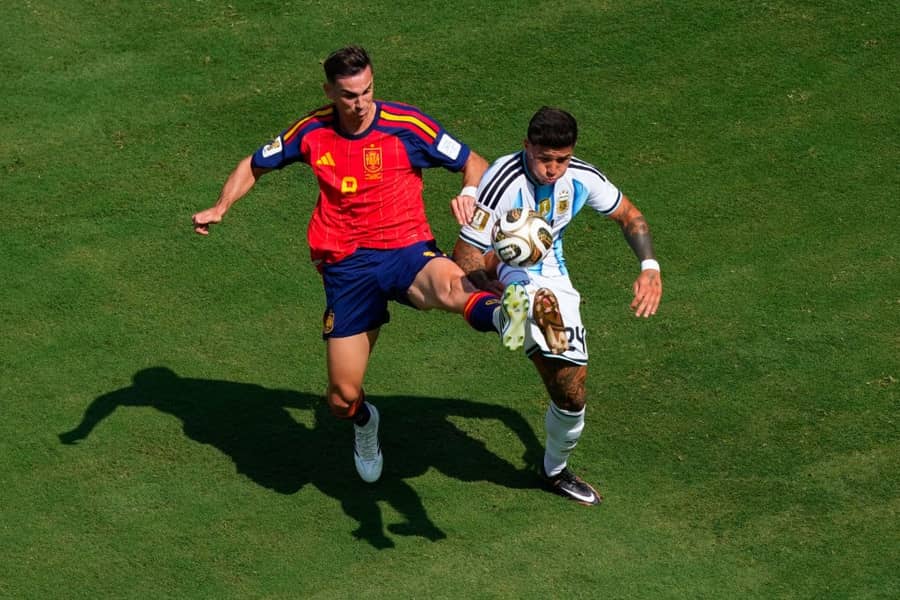 Ruiz i Enco Fernnadez u duelu - foto: (AP Photo/Yuki Iwamura) Ruiz i Enco Fernnadez u duelu - foto: (AP Photo/Yuki Iwamura)