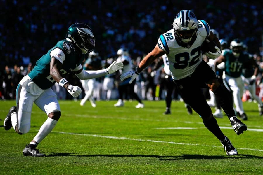Duel Kinjona Mičela (Filadelfija, lijevo) sa Tomijem Tremblom iz Karolina Pantersa (Guliver/AP Photo/Matt Slocum) eagles; panthers