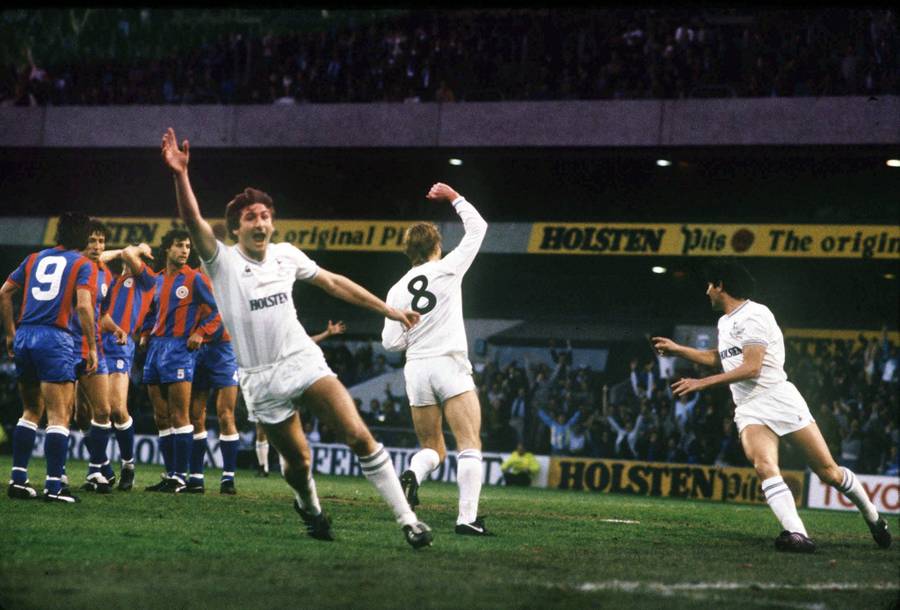 Igrači Totenhema slave gol iz slobodnog udarca