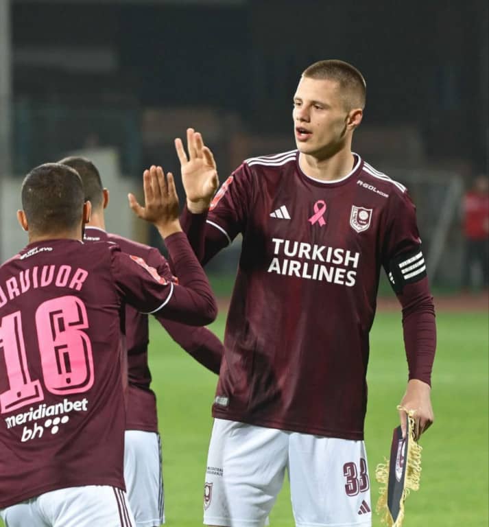 Traka oko ruke u bordo dresu - foto: FK Sarajevo