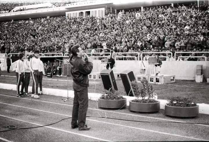 Željko Samardžić pjeva pred početak utakmice