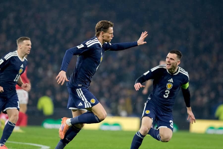Skot Mektominaj, reprezentativac &Scaron;kotske, proslavlja gol makazicama protiv Danske