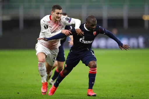 U duelu sa Diogom Daloom tokom meča sa Milanom - foto:Guliver