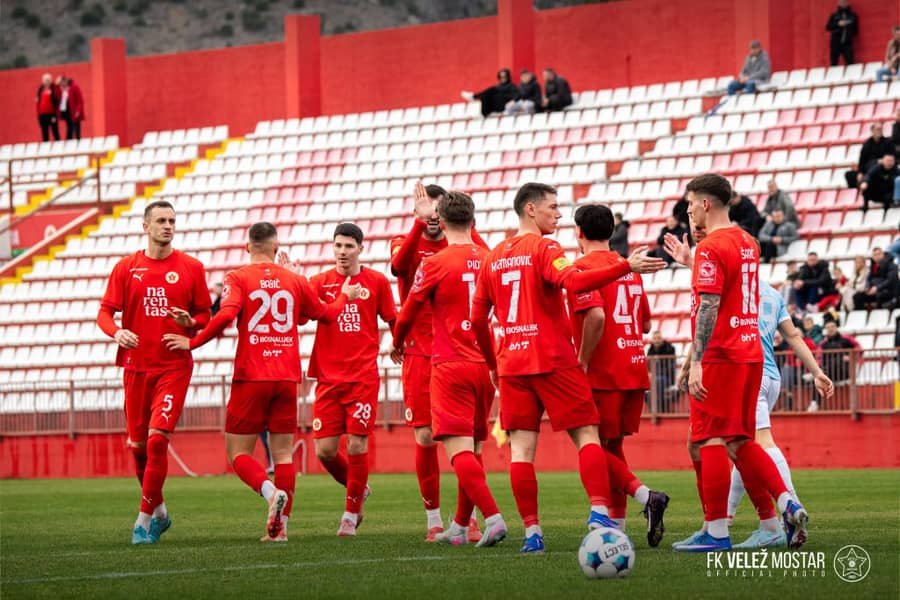 Igrači Veleža proslavljaju gol