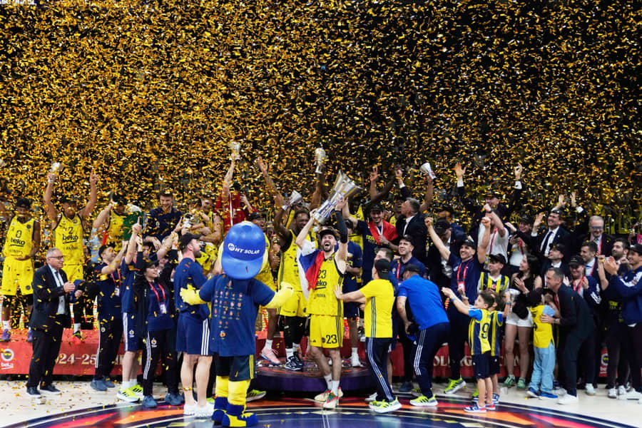 Fenerbahče proslavlja titulu u Abu Dabiju