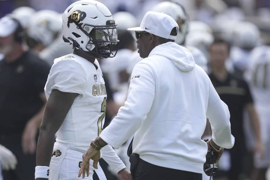 Šedur i Dejon Sanders tokom jedne utakmice Kolorada 2023. (Guliver/AP Photo/LM Otero) shedeur sanders; deion sanders; colorado