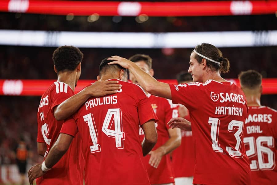 Bravo, majstore: Fudbaleri Benfike čestitaju Pavlidisu (Foto: Guliver/xMaciejxRogowskix maciejrogowski_slbenfica_stgallen_2627-10) Bravo, majstore: Fudbaleri Benfike čestitaju Pavlidisu