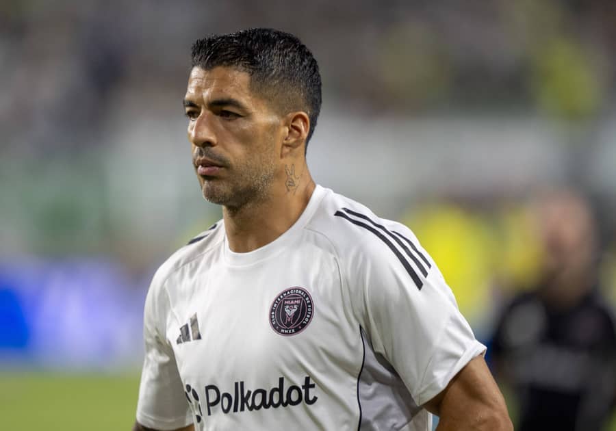 Luis Suarez u belom dresu sa crnim detaljima