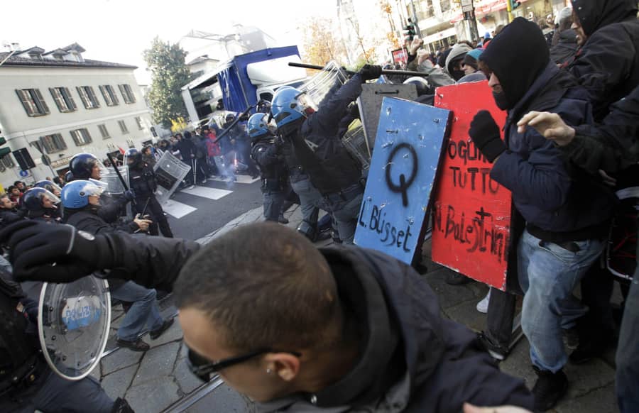 Q i ime Bliseta tokom nereda na studentskim protestima 2011. godine - foto: Guliver/AP Photo/Luca Bruno Q i ime Bliseta tokom nereda na studentskim protestima 2011. godine - foto: Guliver/AP Photo/Luca Bruno