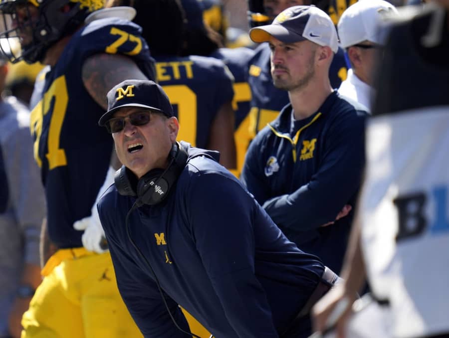 Konor Stalions (desno) u društvu Džima Harboa na jednoj utakmici Mičigena 2023. (Guliver/AP Photo/Paul Sancya) harbough; stalions; michigan