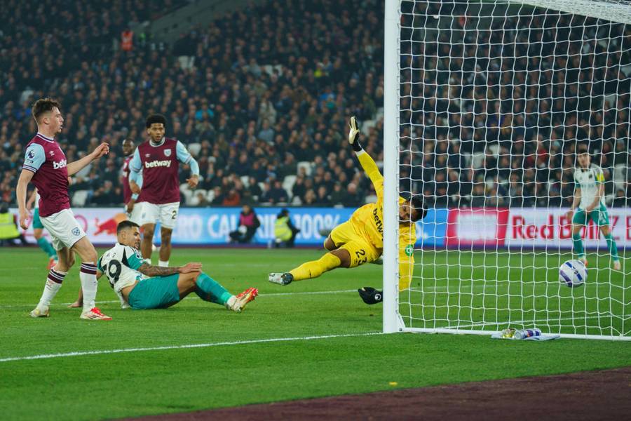 Trenutak pogotka Bruna Gimarae&scaron;a na London stadionu (foto: Guliver/IMAGO)