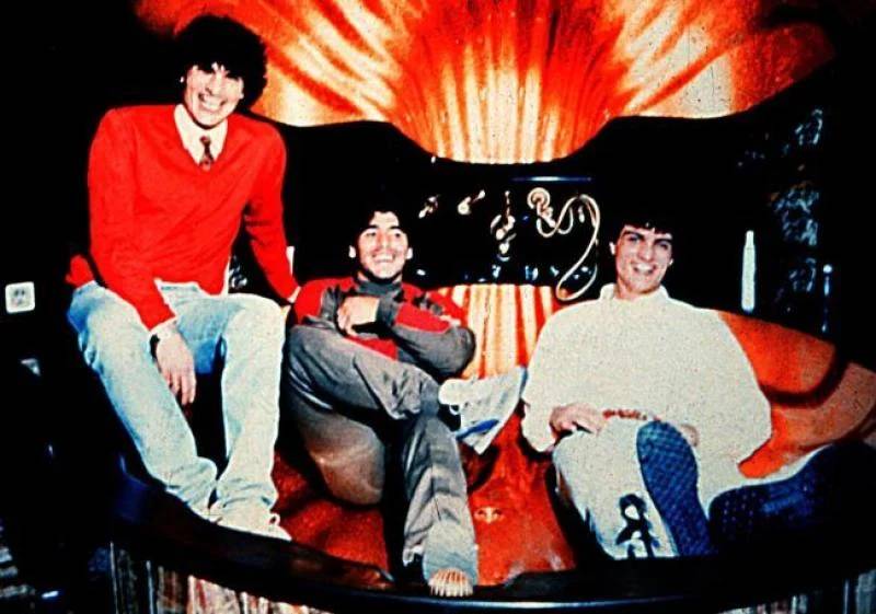 Maradona sa braćom Đulijano u noćnom provodu