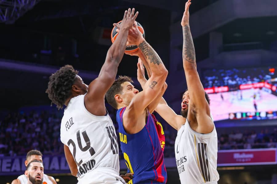 Laprovitola (Barselona) u duelu sa igračima Real Madrida (Guliver/CordonxPress) barcelona; real madrid; euroleague