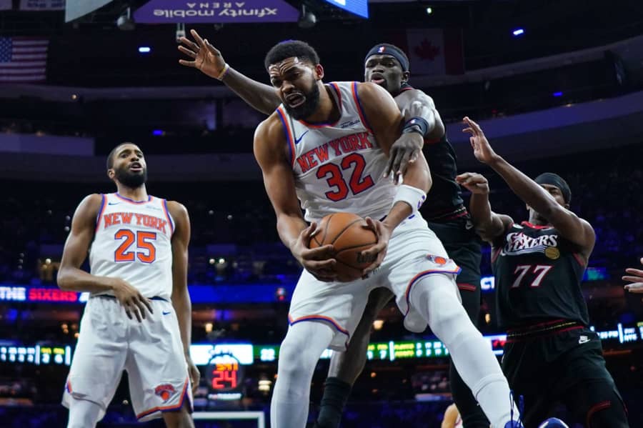 Karl Entoni Tauns u duelu sa igračima Filadelfije (Guliver/AP Photo/Matt Rourke) towns; knicks; 76ers