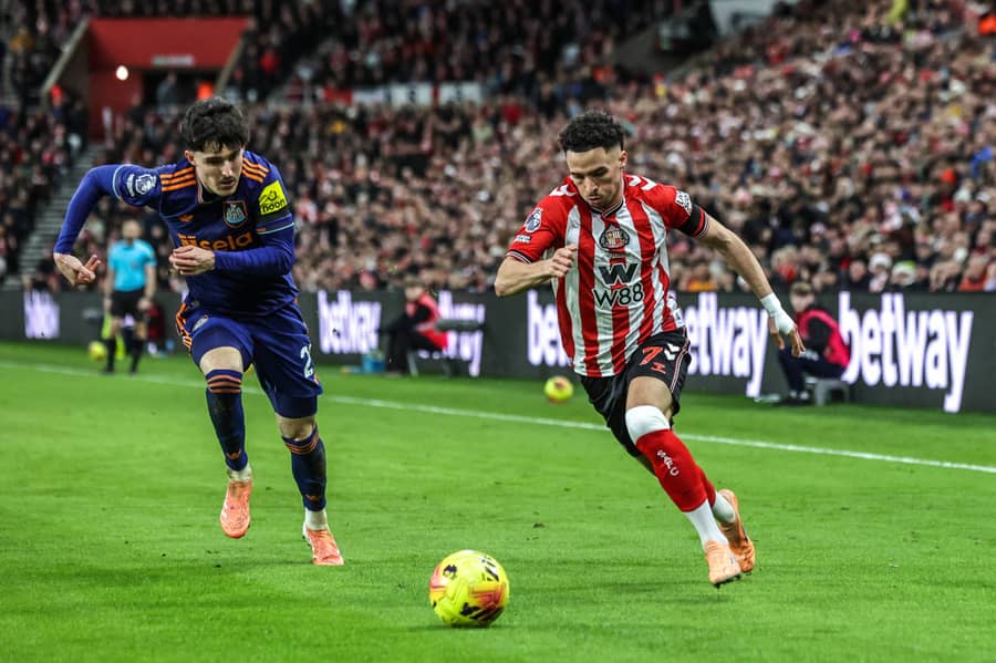 Talbi (Sanderlend, desno) u duelu sa Livramentom (Njukasl)(Guliver/xAlfiexCosgrove NewsxImagesx) sunderland; newcastle