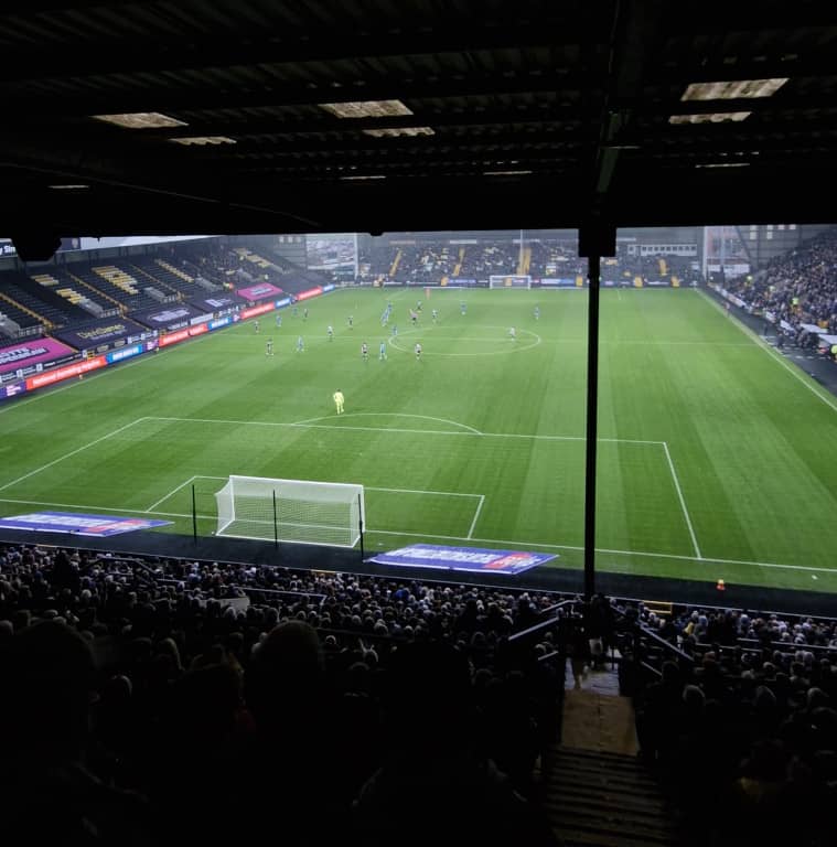 Pogled sa kopa na teren tokom meča sa Herogejtom (foto: Skaut sport) Meadow Lane Kop Notts County