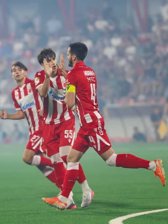Ivanić nakon gola sa Šarićem i Strikom - foto: FK Crvena Zvezda