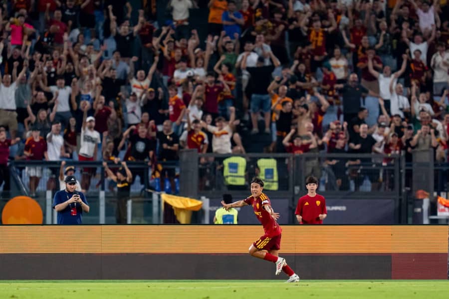 Dibala uživa u crveno-žutom (foto: Guliver/IMAGO/Giuseppe Maffia)