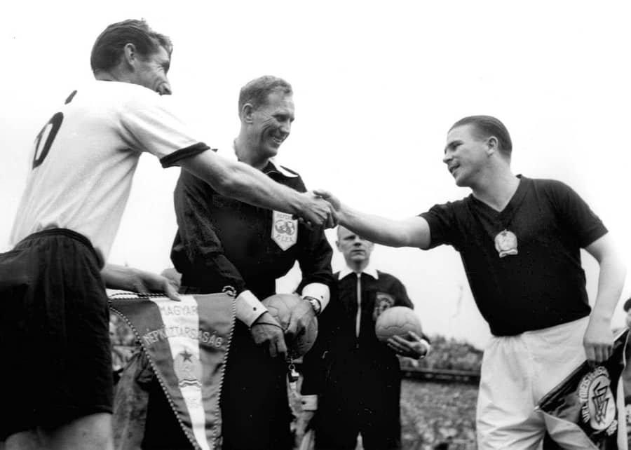 Fric Valter i Ferenc Pu&scaron;ka&scaron; uoči meča Zapadne Njemačke i Mađarske 1954. godine u finalu Svjetskog prvenstva (foto: Guliver/1954 AP)