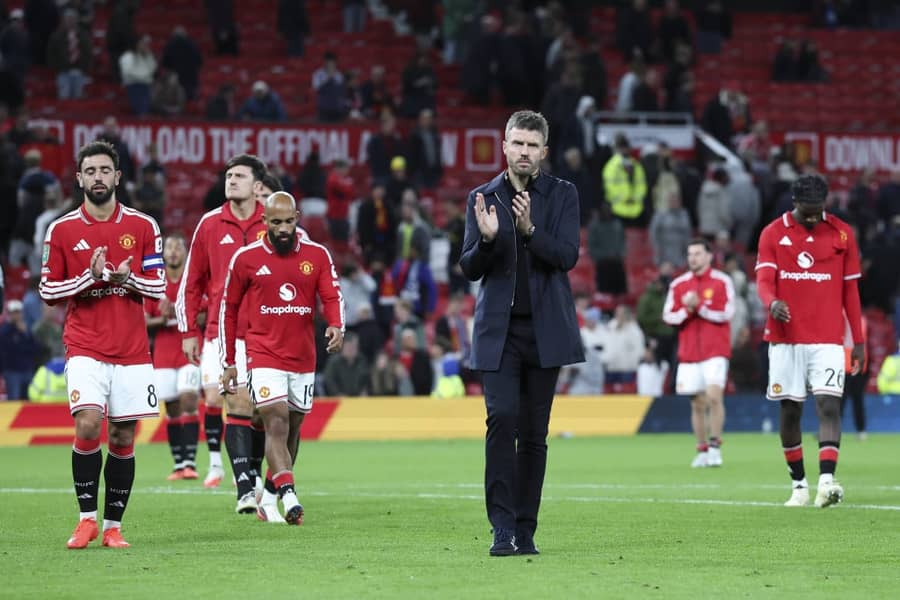 Majkl Kerik sa svojim igračima nakon poraza od Brajtona u Liga kupu (Guliver/PhilxDuncanx xEveryxSecondxMediax) man utd