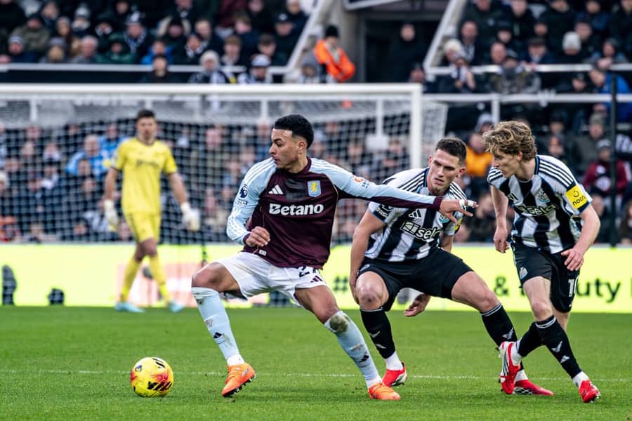 Morgan Rodžers u duelu sa igračima Njukasla, januar 2026. (Guliver/ xRichardxCallis SportsxPressxPhotx) rogers; aston villa