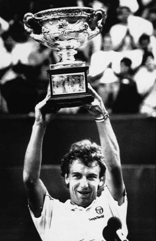 Mats Vilander podiže trofej na Australijan Openu 1988. godine, foto: Guliver/AP Photo/James McEwan Mats Vilander podiže trofej na Australijan Openu 1988. godine