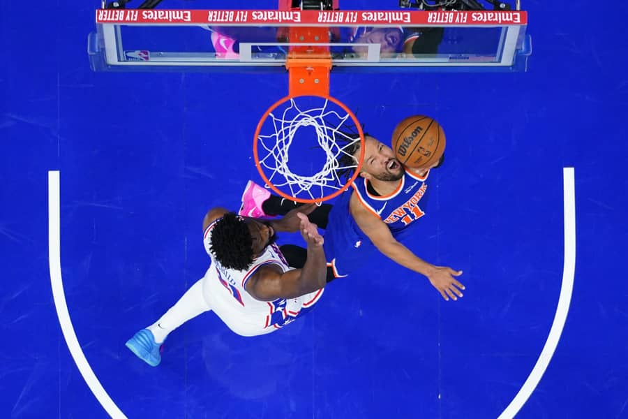 Džejlen Branson poentira pored Džoela Embida (Guliver/AP Photo/Matt Slocum) brunson; knicks; 76ers