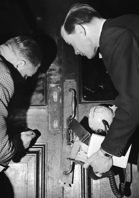 Glavni inspektor Brin, levo, stručnjak za otiske prstiju iz Skotland Jarda, i njegov pomoćnik uslikani kako posipaju vrata prahom radi pronalaženja otisaka u Central Holu, Vestminster, foto: Guliver/AP Photo/Rider-Rider