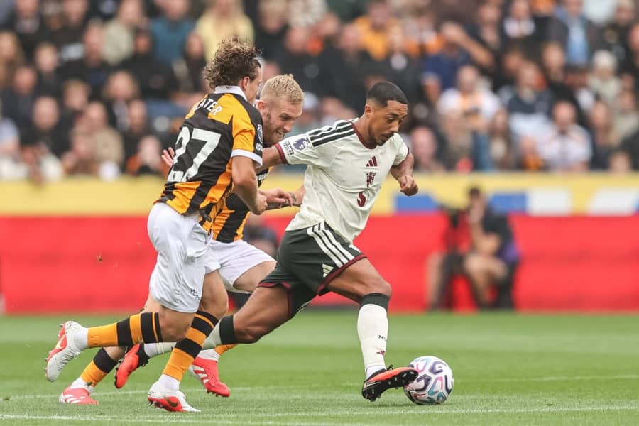 Juri Tilemans u duelu sa igračima Hal Sitija (Guliver/xAlfiexCosgrove NewsxImagesx) man utd; hull