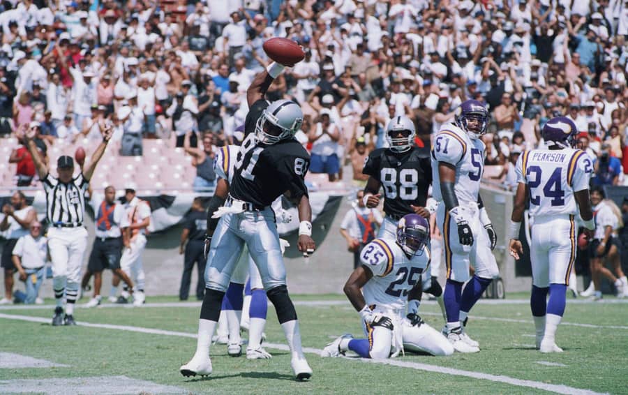 Tim Braun postiže tačdaun za tadašnje Los Anđeles Rejderse protiv Minesota Vikinga 1993. godine (Guliver/AP Photo/Reed Saxon) raiders