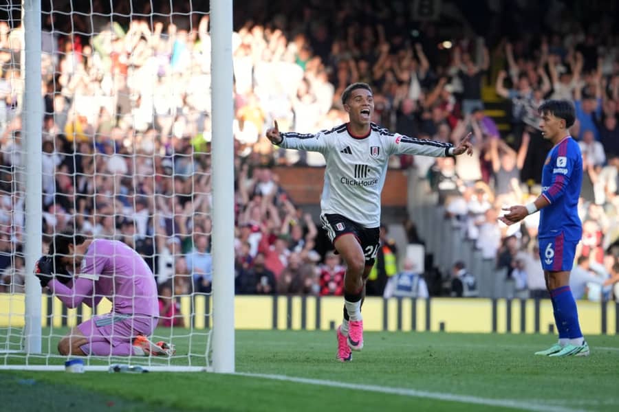 Džoš King (Fulam) slavi nakon autogola Lisandra Martineza (desno) (Guliver/AP Photo/Kin Cheung) fulham; man utd