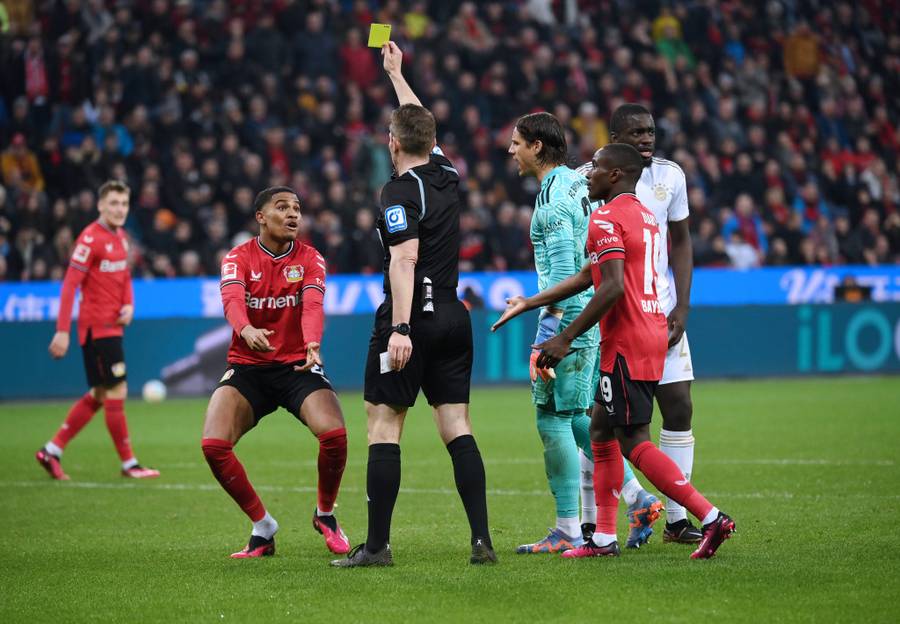 Sudija ponovo greškom daje žuti karton Adliju, foto: Guliver Sudija ponovo greškom daje žuti karton Adliju, foto: GuliverAP Photo/Martin Meissner