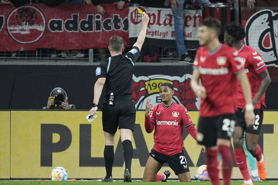 Sudija daje žuti karton Adliju, foto: Guliver/AP Photo/Martin Meissner Sudija daje žuti karton Adliju, foto: Guliver/AP Photo/Martin Meissner