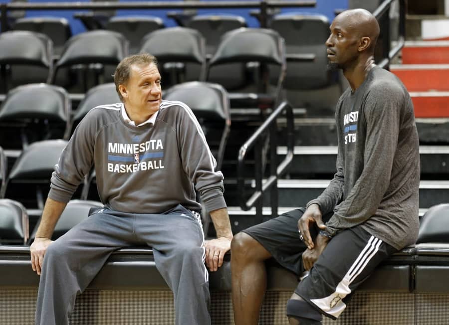Flip Sonders i KG u razgovoru nakon treninga (Guliver/AP Photo/Jim Mone) kevin garnett; minnesota; flip saunders
