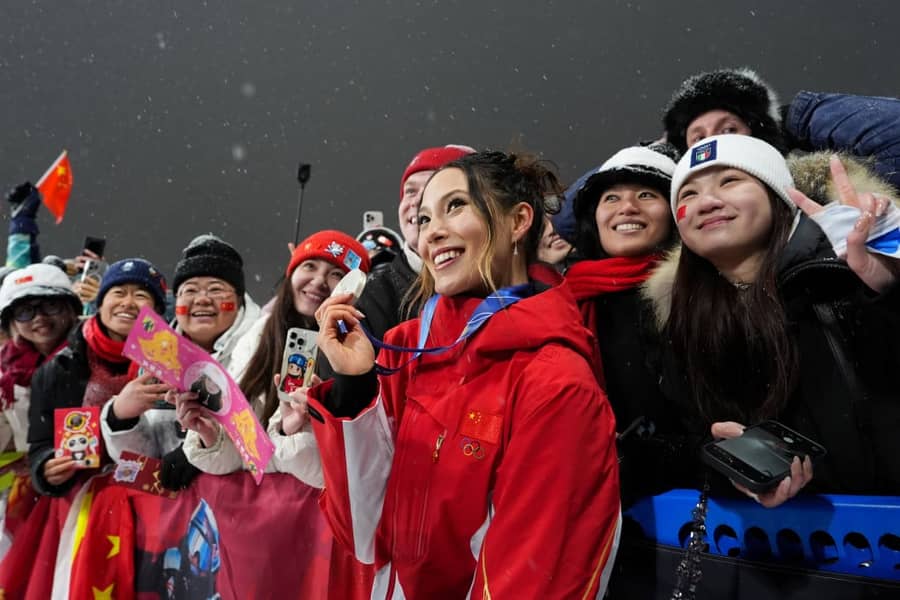 Ajlin Gu sa kineskim navijačima na ZOI 2026. (Guliver/AP Photo/Gregory Bull) eileen gu