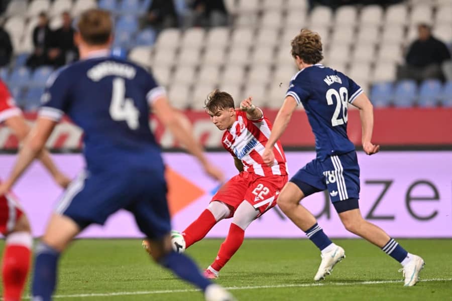 Trenutak preokreta: Vasilije Kostov šutira za vođstvo od 2:1 (Foto: Guliver/xMarkoxMetlas xMNxPressx) Trenutak preokreta: Vasilije Kostov šutira za vođstvo od 2:1