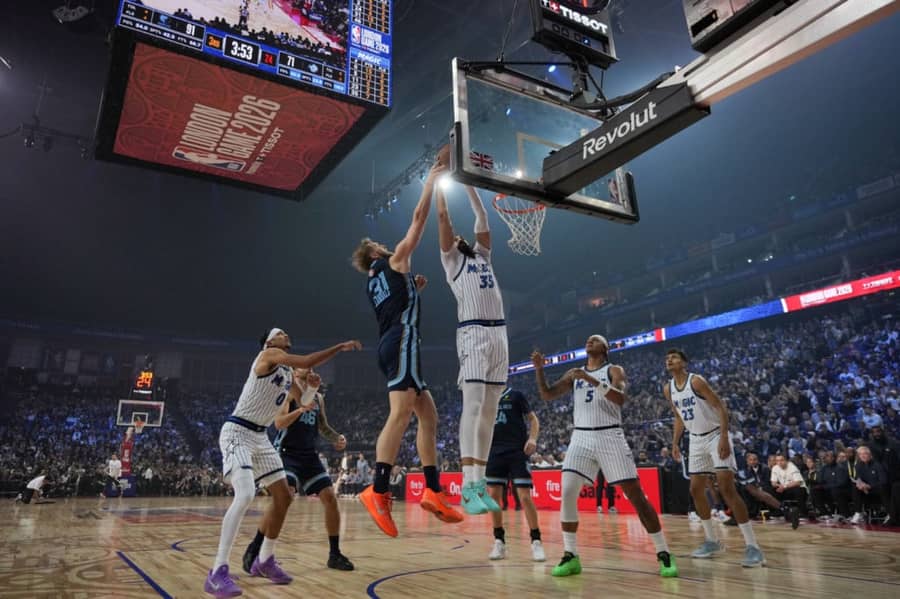 Lendejl i Bitadze u skoku (foto: Guliver/2026 The Associated Press) Jock Landale Goga Bitadze