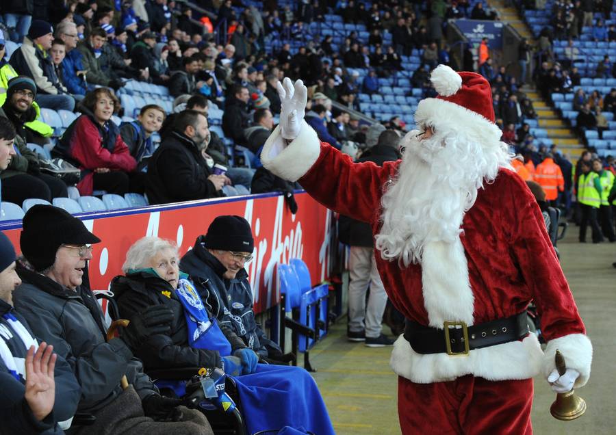 Deda mraz na utakmici Premijer lige na Boksing deju, foto: Guliver/AP Photo/Rui Vieira Deda mraz na utakmici Premijer lige na Boksing deju
