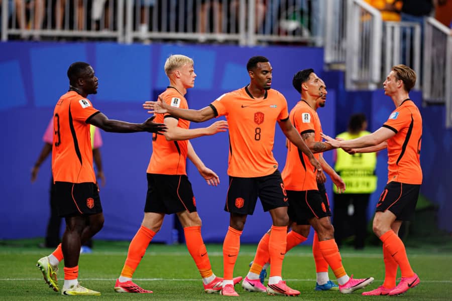 Sa novim vođom u nove pobede: Reprezentativci Holandije (Foto: Guliver/xGrzegorzxWajdax grzegorzwajda_netherlands_sweden_2526_4-8) Sa novim vođom u nove pobede: Reprezentativci Holandije
