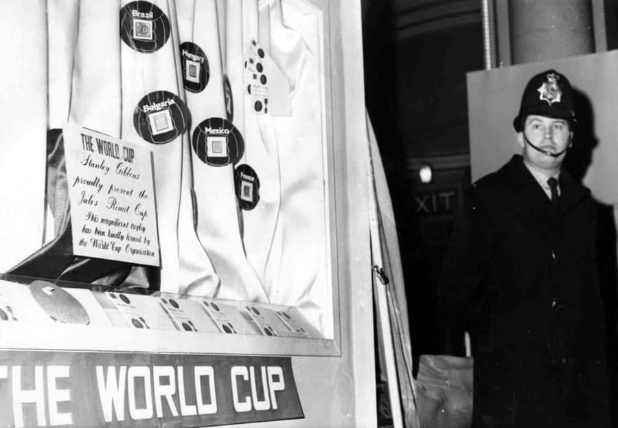 Policajac stoji pored vitrine iz koje je 20. marta 1966. ukraden Kup Žila Rimea